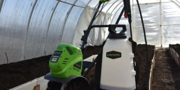 аккумуляторный опрыскиватель и аккумуляторный культиватор Greenworks