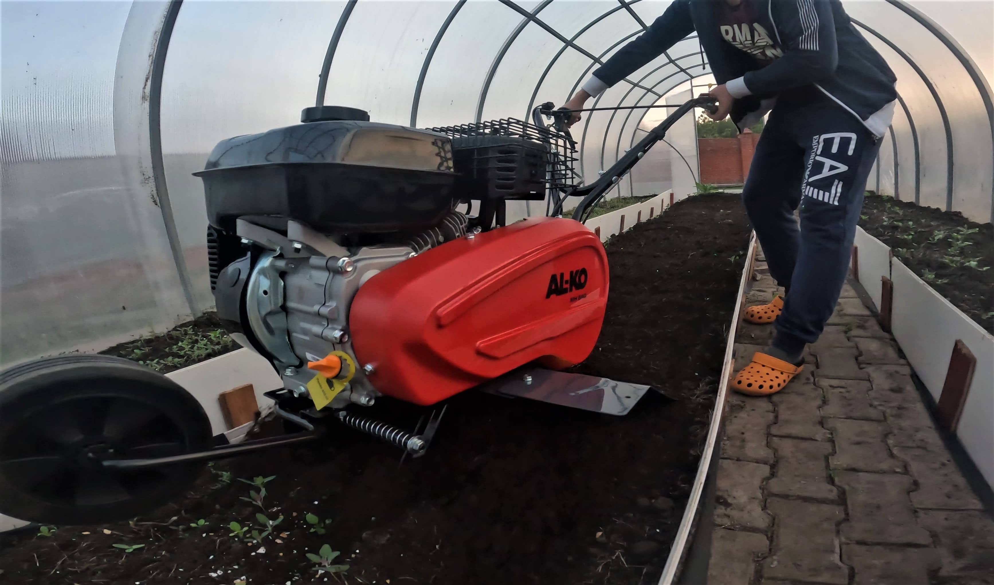 рыхление почвы бензиновым мотокультиватором Al-ko MH 540 Comfort