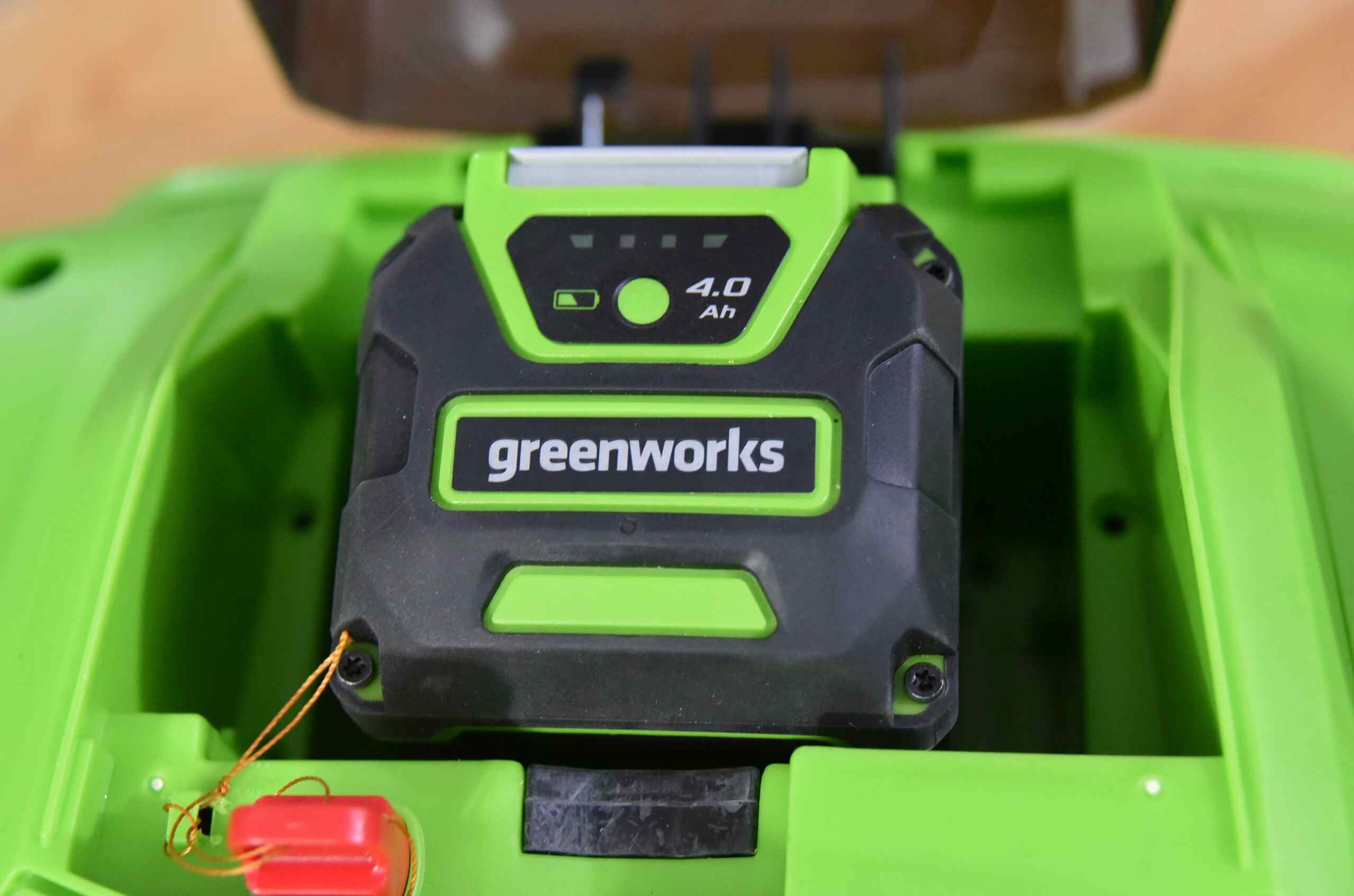 аккумуляторный отсек аэратора Greenworks GD40SC36