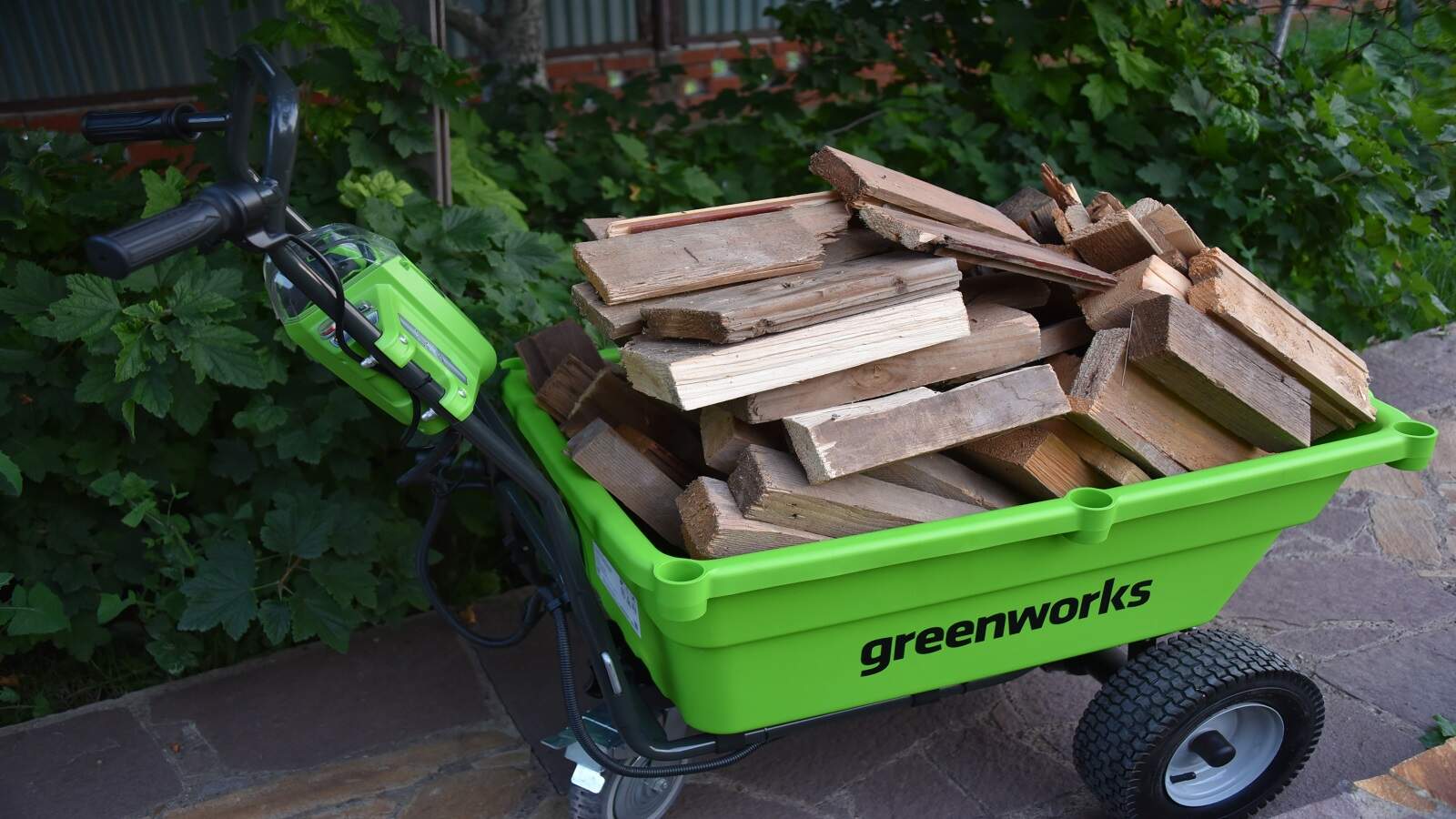аккумуляторная самоходная тележка Greenworks G40GC с дровами