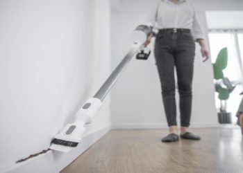 аккумуляторный вертикальный пылесос Greenworks GD24SVK4