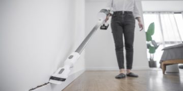 аккумуляторный вертикальный пылесос Greenworks GD24SVK4