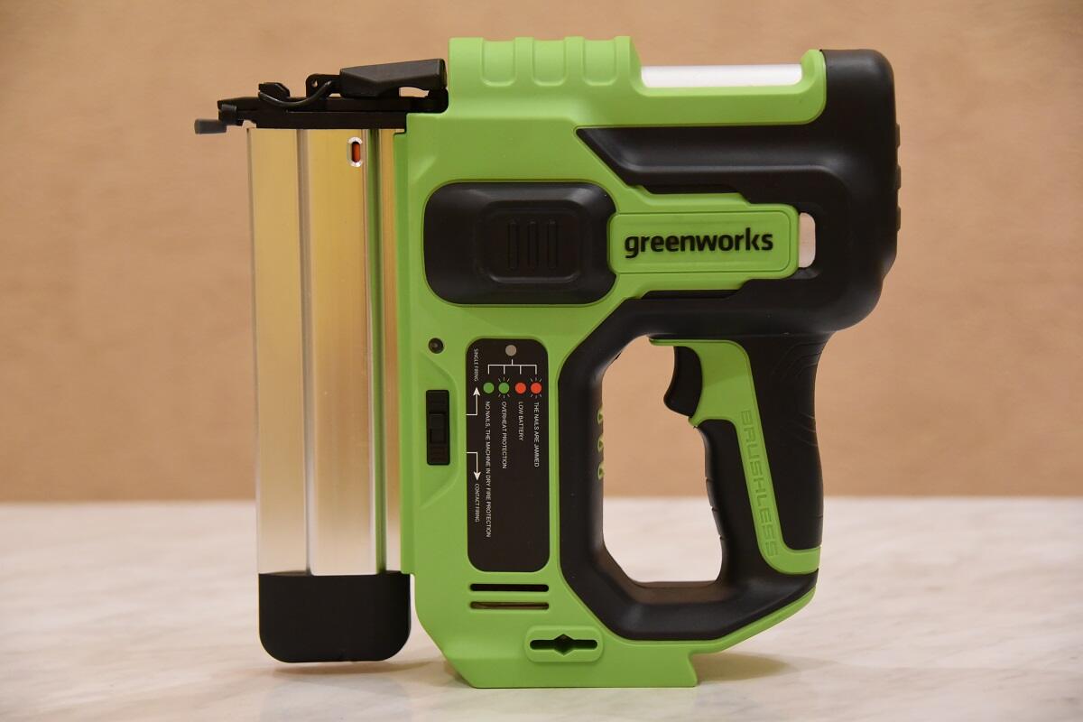 аккумуляторный гвоздезабиватель Greenworks GD24BN