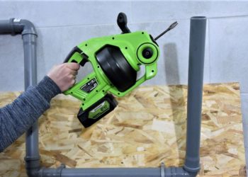 аккумуляторный сантехнический трос для прочистки канализации Greenworks G24DA