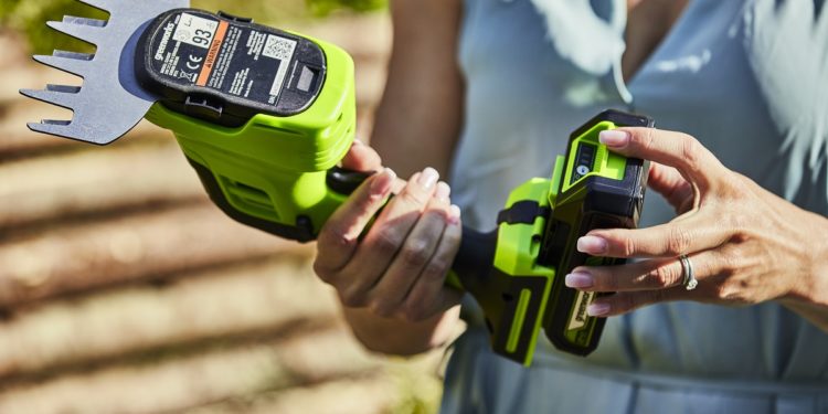 садовые ножницы-кусторез GREENWORKS G24SHT