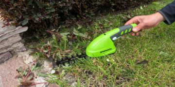 аккумуляторные садовые ножницы-кусторез Greenworks 3,6 В