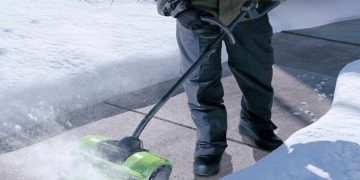 электролопата для уборки снега Greenworks GD60SS
