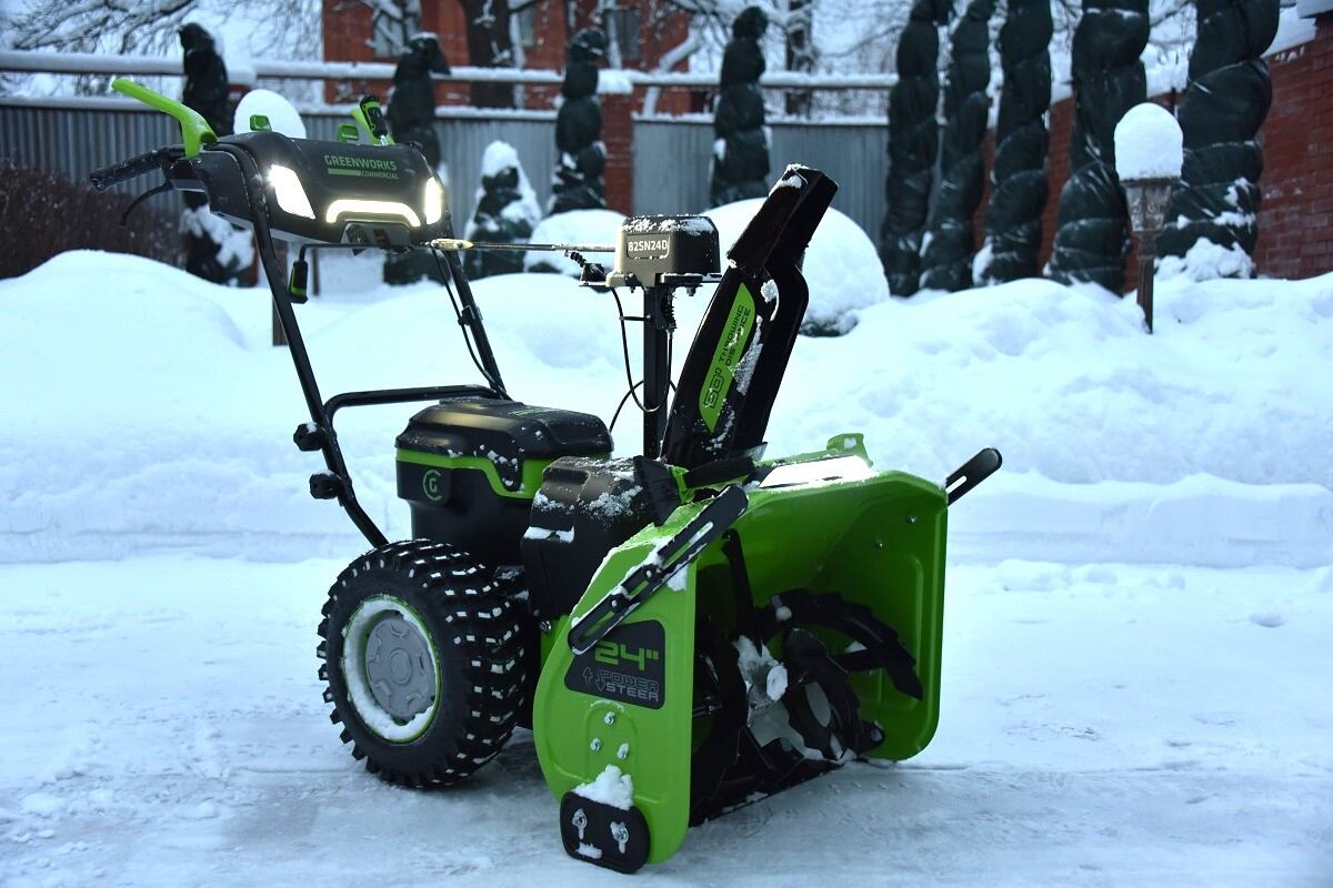 аккумуляторный снегоуборщик Greenworks после расчистки сугробов