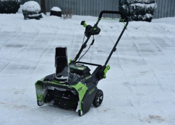 ккумуляторный снегоуборщик Greenworks GD82ST