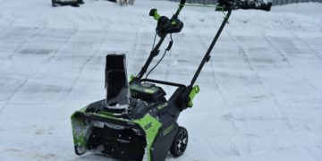 ккумуляторный снегоуборщик Greenworks GD82ST