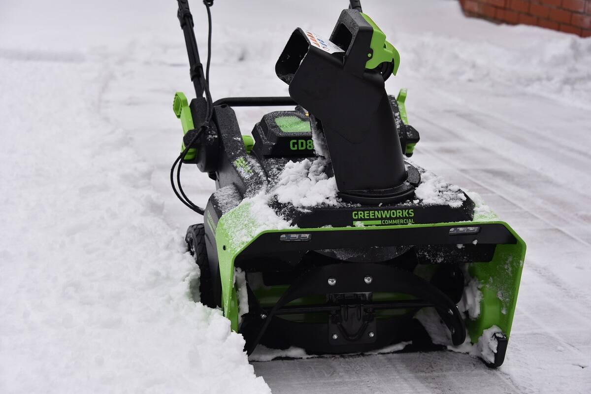 снегоуборщик Greenworks GD82ST расчистил снег до брусчатки