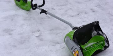 аккумуляторная лопата для уборки снега Greenworks GD40SS