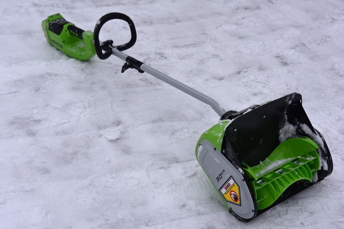 аккумуляторная лопата для уборки снега Greenworks GD40SS