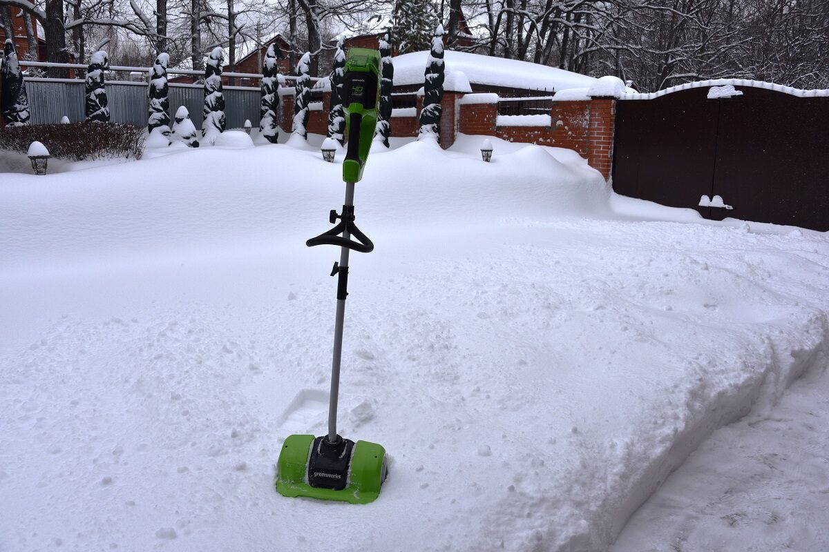 аккумуляторная лопата для уборки снега Greenworks