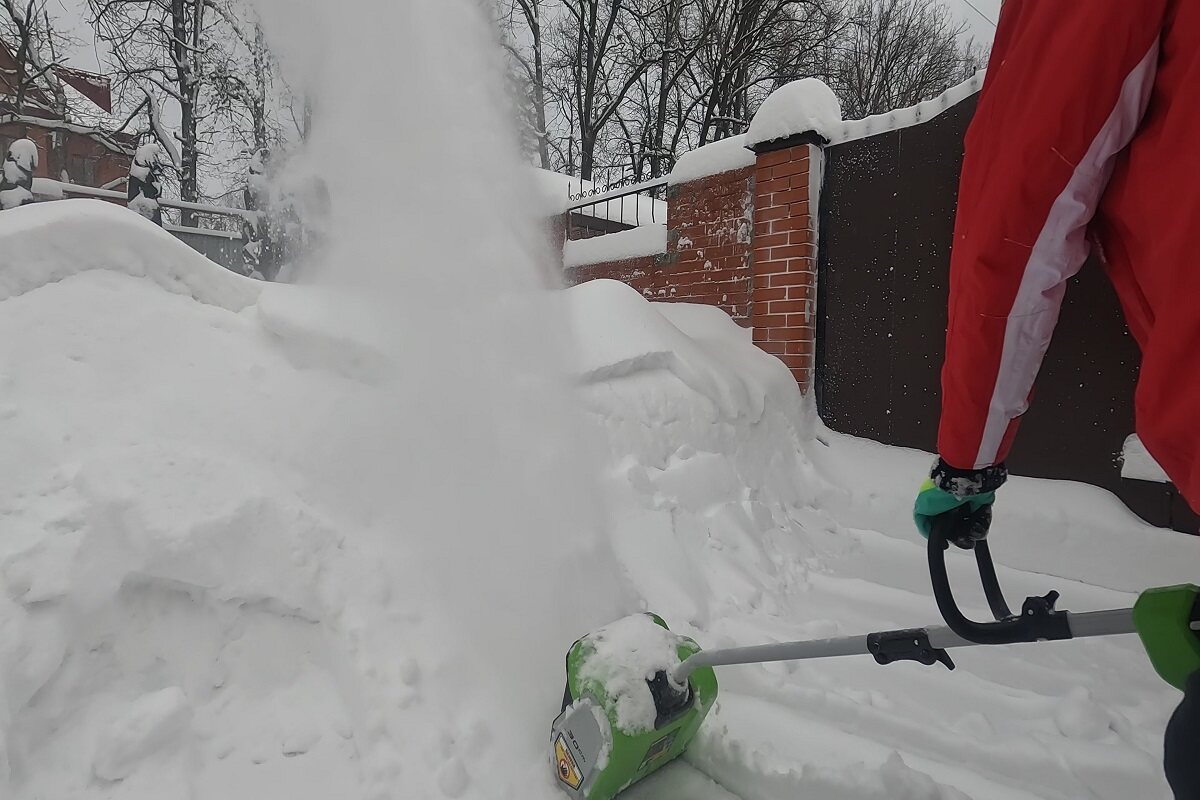 аккумуляторная лопата для уборки снега в деле