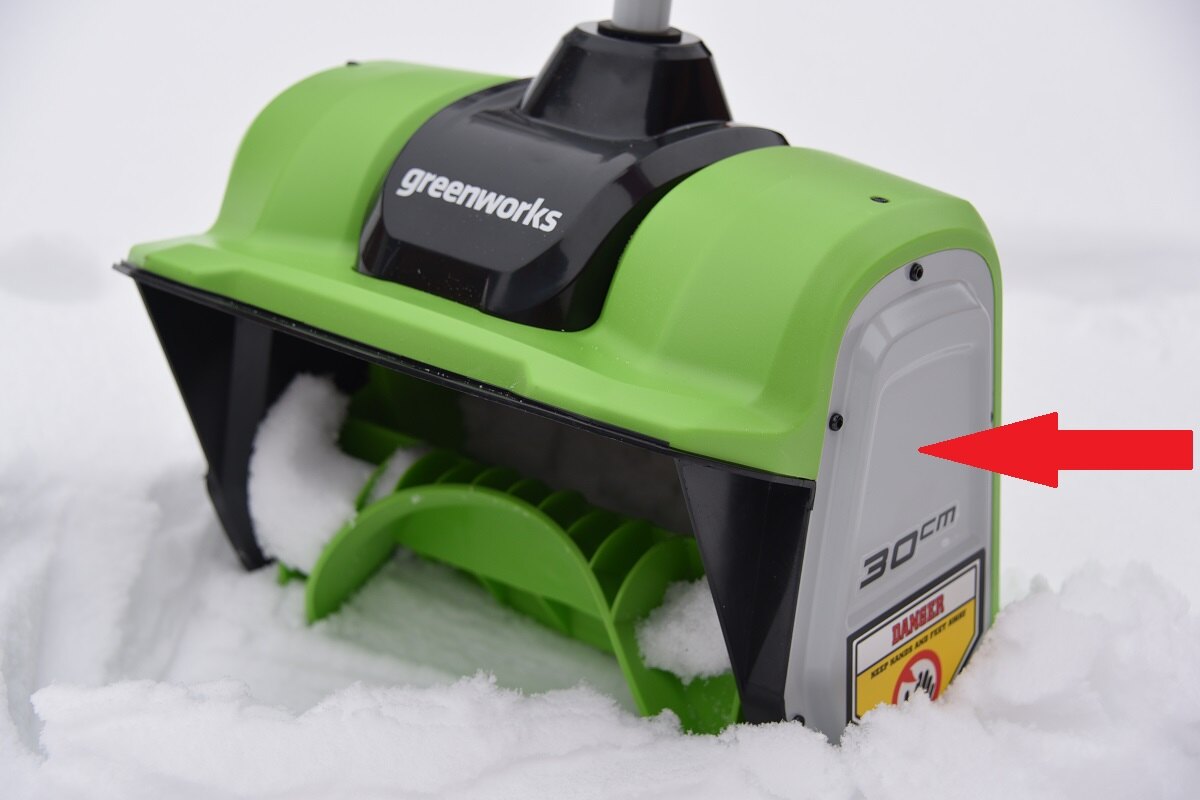 аккумуляторная снеголопата Greenworks GD40SS имеет бесщеточный двигатель