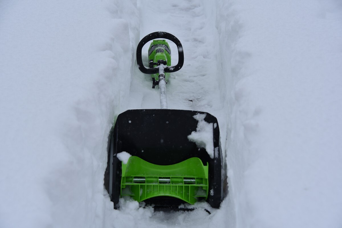 аккумуляторная снеголопата Greenworks расчистила сугробы
