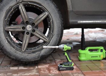 аккумуляторный гайковерт Greenworks GD24IW400 с домкратом