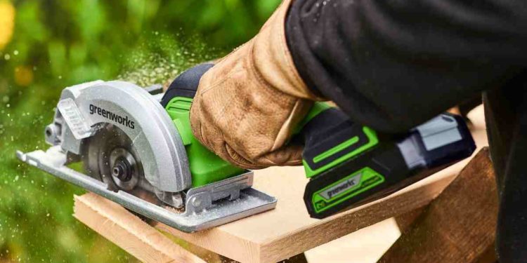 как выбрать аккумуляторную циркулярную пилу для дачи