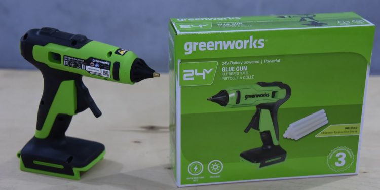 аккумуляторный клеевой пистолет Greenworks G24GLG